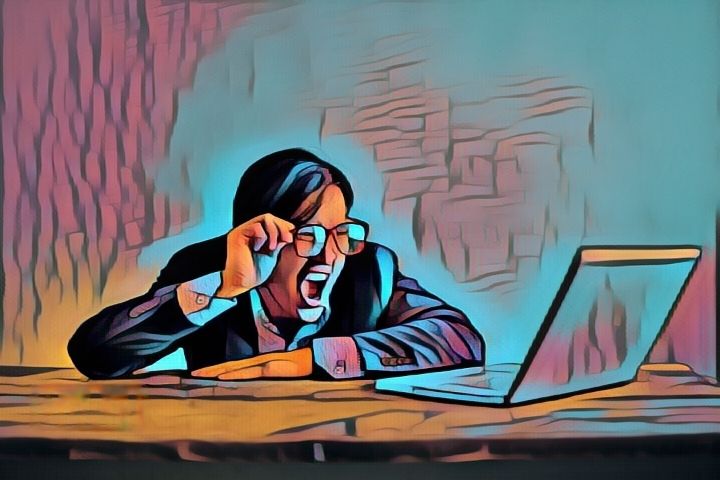 Ein Mann ärgert sich über ein gescheitertes Web-Projekt